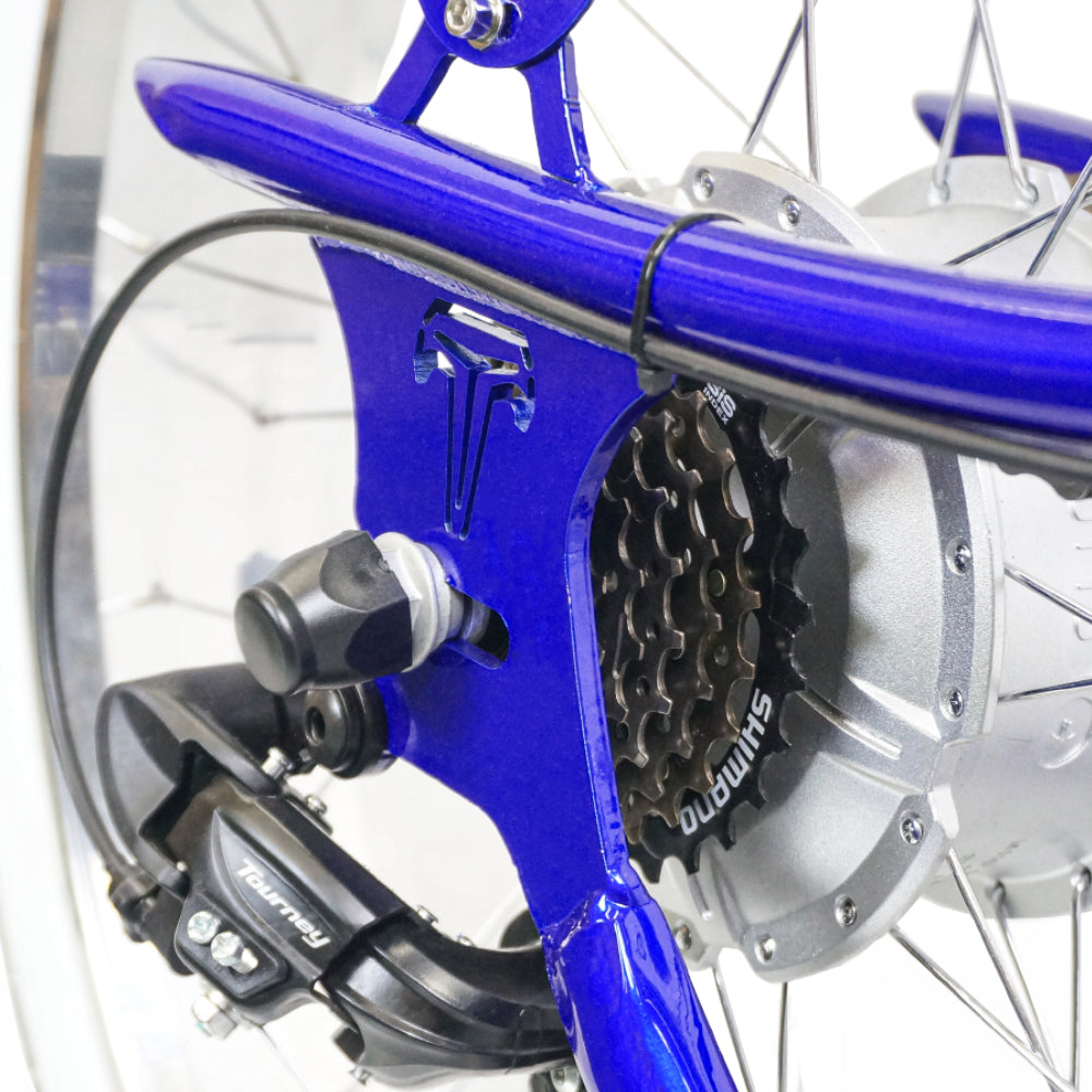 Close up of Tracer Legend Stretch E-bike 7-speed Disc Brake in blue